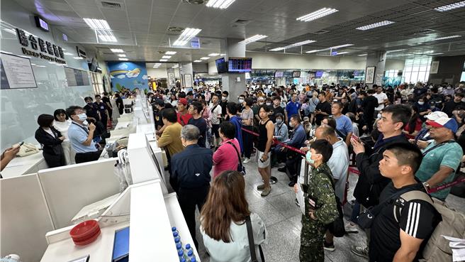 金門尚義機場今日一早便擠進上千位滯留旅客排隊候補等搭機，在縣府團隊積極協調爭取加班運能下，華信航空將加開今日台北往返金門4架次ATR加班機。(于家麒攝)