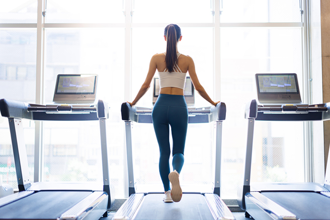 蜜莉認為，斜坡快走的訓練方式好上手且回報高，讓跑不太動的她，找到了喜歡的運動方式，並從中獲得自信。(圖:shutterstock/達志)