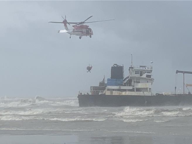 颱風期間發生9起海難事故，涉及船隻和人員數量，為歷年之最，海巡署陸、海、空能量盡出，全力搶救。（海巡署提供）