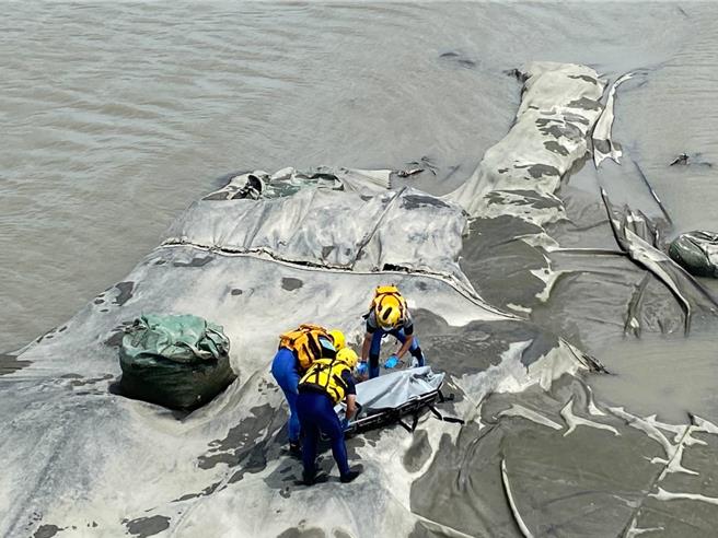 彰滨鹿港崙尾东地区发现浮尸，消防局获报派员到场，发现溺者在海堤旁，利用器材下降至水域接近溺者并使用篮式担架吊挂上岸，生命徵象评估，发现已明显死亡。（民眾提供／叶静美彰化传真）