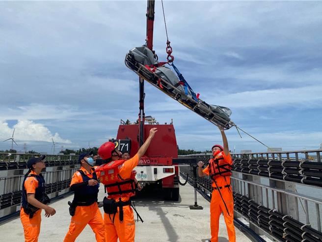 彰滨鹿港崙尾东地区发现浮尸，消防局获报派员到场，发现溺者在海堤旁，利用器材下降至水域接近溺者并使用篮式担架吊挂上岸，生命徵象评估，发现已明显死亡。（民眾提供／叶静美彰化传真）