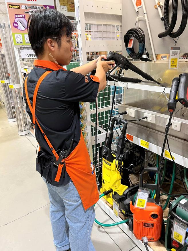特力屋工具達人示範使用強力高壓清洗機。（特力屋提供）