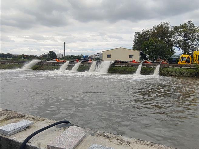 台南市水利局针对麻豆区小埤淹水状况，27日调度8台移动式抽水机同时抽水。（台南市水利局提供／程炳璋台南传真）