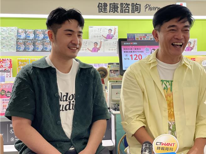 吴宗宪（右）跟儿子鹿希派27日一同出席一日店长活动。（谢佩桦摄）