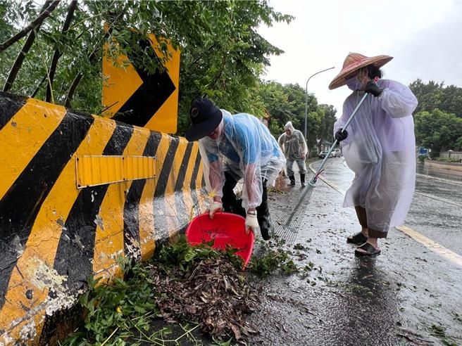 凱米颱風過境金門仍造成些微災情，今日環保局結合各鄉鎮公所清潔隊人力，與相關單位共同啟動災後復原清運工作，清除主要道路樹枝及環境整理。(圖／金門縣政府提供)