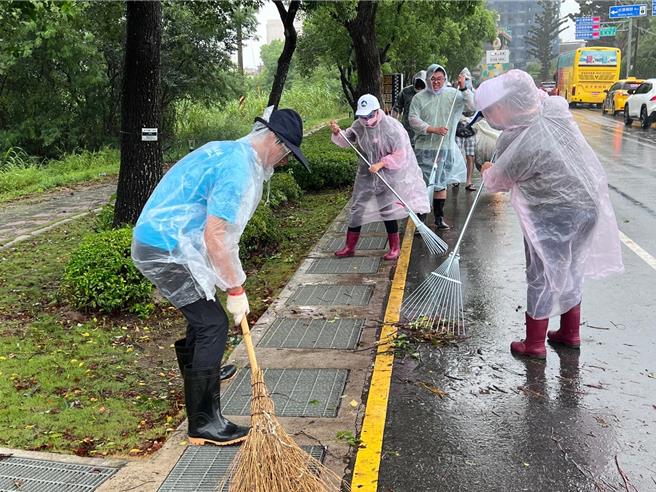 凱米颱風過境金門仍造成些微災情，今日環保局結合各鄉鎮公所清潔隊人力，與相關單位共同啟動災後復原清運工作，清除主要道路樹枝及環境整理。(圖／金門縣政府提供)