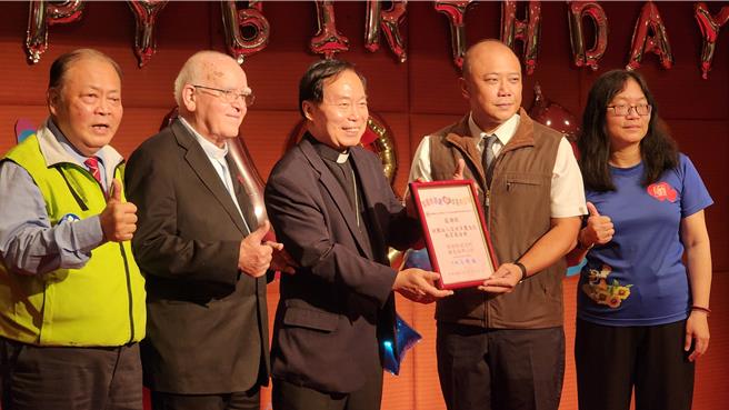 2024年7月27日澎湖縣／為身障者重建新家，天主教惠民啟智中心27日辦募款餐會，並由百世多麗藍俊昇董事長與副議長藍凱元（右二）全額贊助。（許逸民攝）