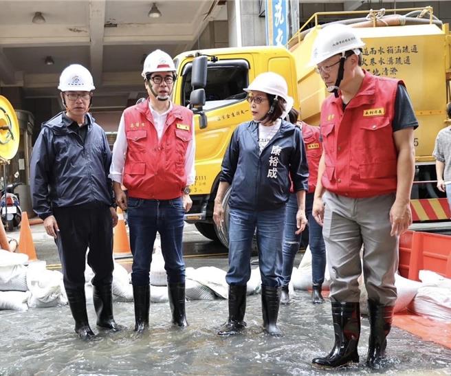 高雄市長陳其邁（左二）、議長康裕成（右二）、立委李昆澤（左）、高市水利局長（右）到三民區勘災。（摘自康裕成臉書）