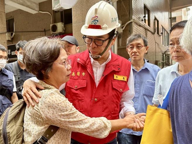 高雄市長陳其邁到三民區勘災。（高市府提供）