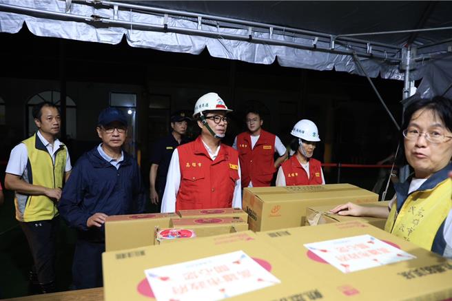 高雄市長陳其邁到三民區勘災。（高市府提供）