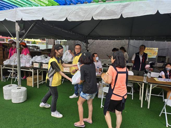 高市府提供受災戶飲用水、乾糧等日常生活所需。（高市府提供）