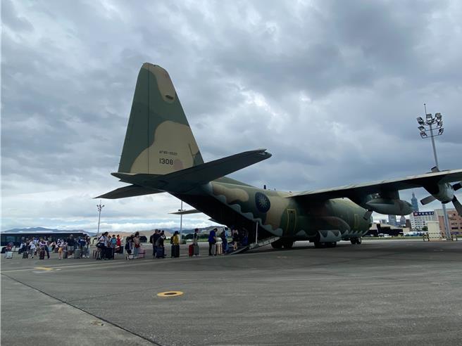 交通部民航局持續協調航空公司調度運能，並請求軍方支援軍機疏運離島旅客。（民航局提供／蔡明亘台北傳真）