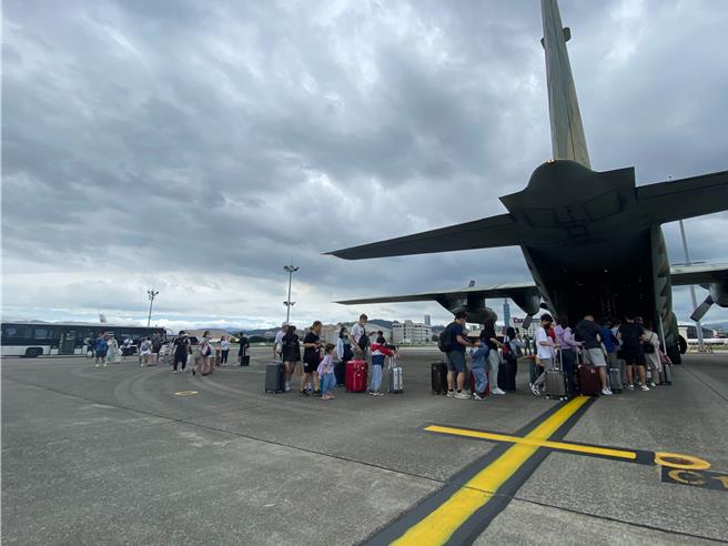 2天以來，離島空運疏運投入的運能均超過300架次。（民航局提供／蔡明亘台北傳真）