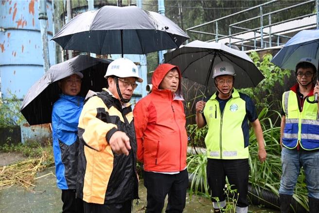 鹿谷净水场进水口遭土石淹没，导致鹿谷地区停水，台水董事长李嘉荣（左一）关心抢修进度。（台水提供／冯惠宜南投传真）