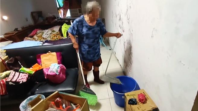 受低壓帶影響，台東縣地區今（27）日強降雨不斷，獨居長者家成泡水屋。（蕭嘉蕙攝）