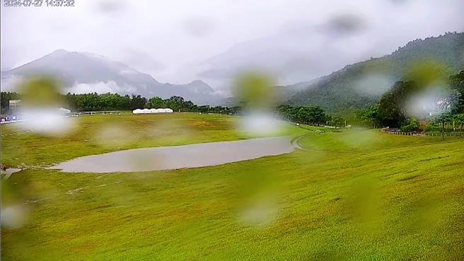 鹿野高台低地大草皮積水成湖泊，猶如「天使的眼淚」之景。（摘自台東縣政府即時影像）