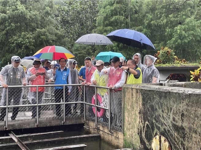 卓荣泰视察台水娑婆礑净水场。（王志伟摄）
