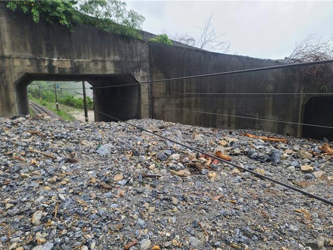 北迴線和仁至崇德間27日上午又有大量土石流淹沒軌道。（台鐵提供／蔡明亘台北傳真）