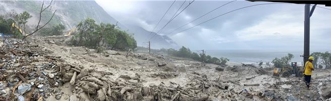 北迴線和仁至崇德間27日上午又有大量土石流淹沒軌道。（台鐵提供／蔡明亘台北傳真）