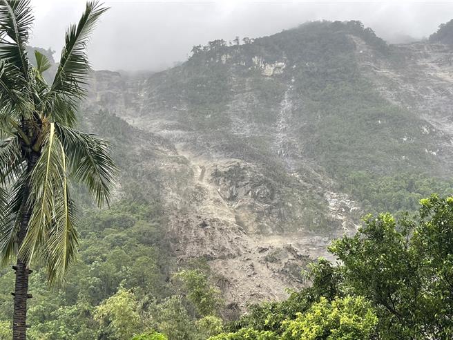 目前花蓮持續有強降雨，土石流崩落情形嚴重。（台鐵提供／蔡明亘台北傳真）