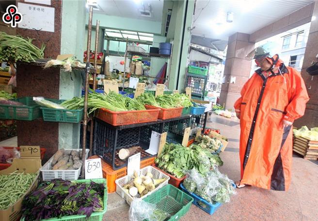 凱米颱風過境台灣，造成中南部災情嚴重，所幸目前受災地區已逐漸搶修復原，台北市蔬菜到貨量今(27)日拉高至約1121噸，總平均價也比昨(26)日的46.3元稍稍下跌2.81％，今日總平均價為45元。(本報資料照片)