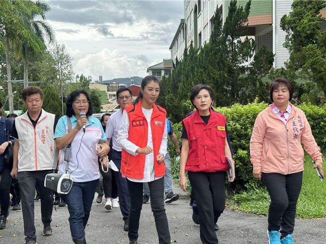 行政院副院長鄭麗君27日到水里國中勘災，承諾全力支持地方災後重建。（行政院提供／馮惠宜南投傳真）