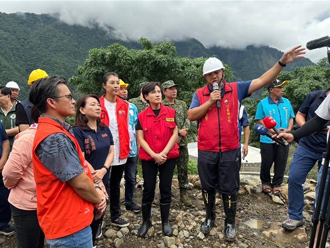 行政院副院長鄭麗君27日到信義鄉羅娜村勘災，承諾全力支持地方災後重建。（行政院提供／馮惠宜南投傳真）