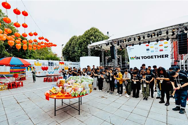 文化奧運正式開幕前，文化部特地帶領演出團隊舉行祈福儀式，期盼活動圓滿順利。（文化部提供／李怡芸台北傳真）