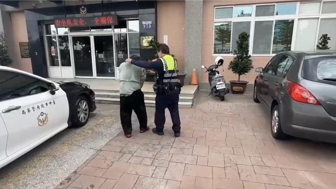 台中市梧棲地區於27日發生1起強盜案，69歲李姓男子趁女性被害人停車下車之際，突然打開駕駛座車門行搶，遭女子奮力抵抗。（照片由警方提供）