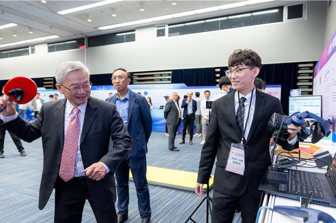 国科会主委吴诚文体验应用组金奖作品虎尾科大团队展示的「AI智能互动桌球拍」。（旺宏教育基金会提供／林志成台北传真）