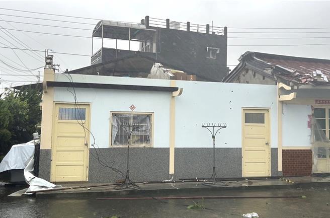 有灾户形容，当时听到一阵「咻咻」的声音后，屋顶的白铁板和瓦片就被吹飞。（读者提供／张毓翎台南传真）