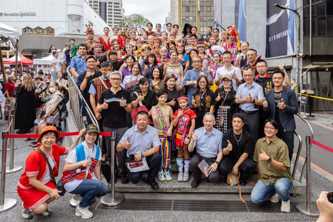 臺北市独创特有的八一原住民族周系列活动，27日正式于捷运中山站旁的心中山线形公园开跑。(戴志扬翻摄)