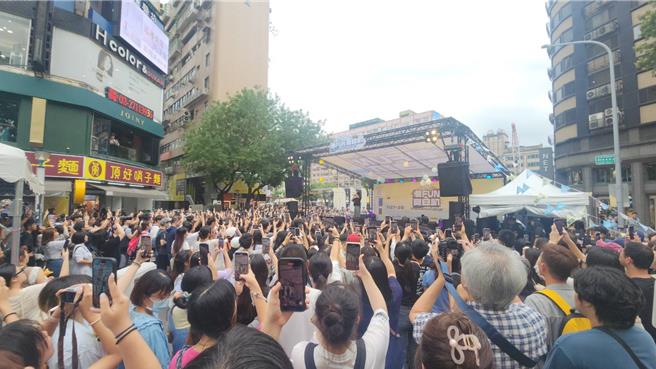 以夏日及音乐为主轴，「2024混东区潮 FUN 夏日趴」27、28日连两天登场，活动邀请娄峻硕，李浩玮，怪物星人及告五人等超人气歌手开唱。(黄敬文摄)