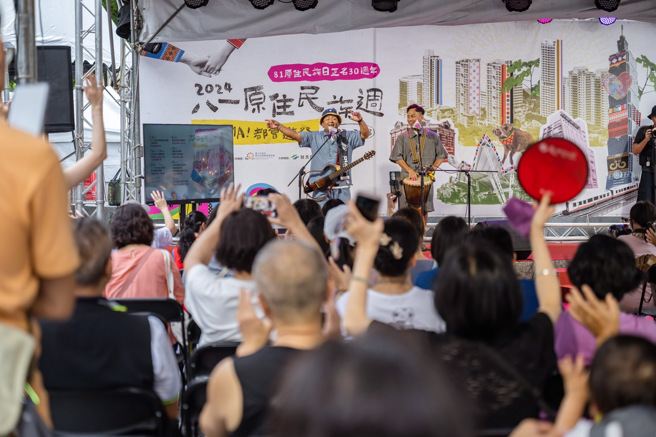 多名原民流行歌手与原乡团体到场表演。(戴志扬翻摄)