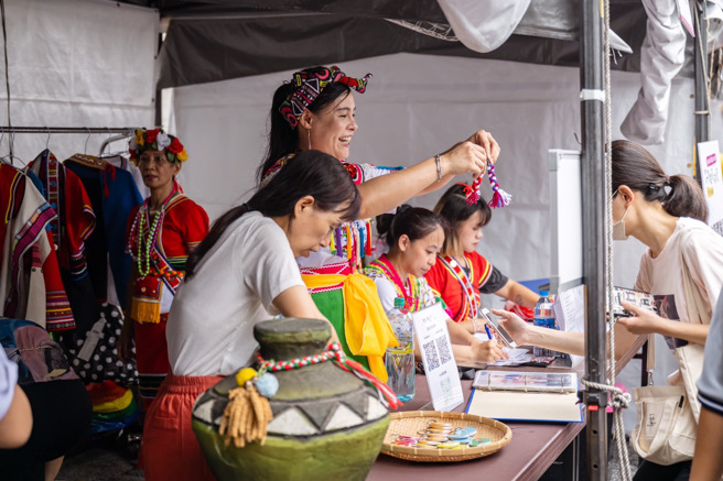 60摊来自全臺各地的原民市集。(戴志扬翻摄)