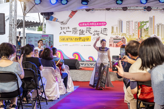 实践大学服装设计学系的学生合作，一共超过20名的模特儿身穿融合当代设计风格的传统原民服饰在市中心走秀。(戴志扬翻摄)