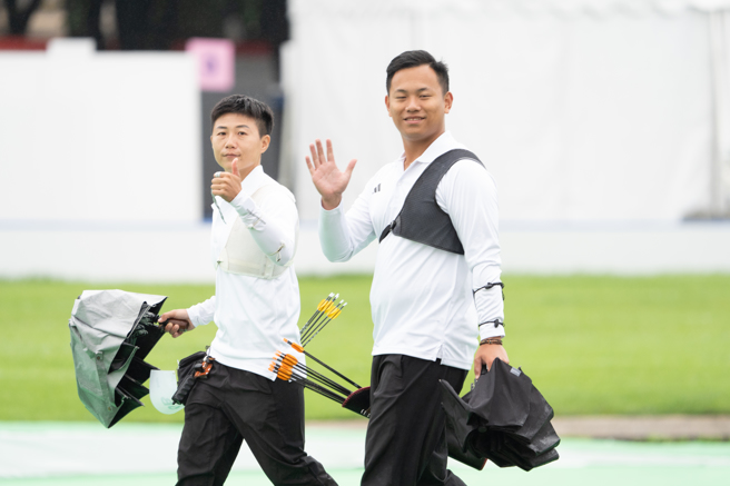 中華射箭隊雷千瑩（左）、戴宇軒(右）在巴黎奧運混雙加射以1分之差擊敗荷蘭隊，搶下最後一張16強門票。（杜宜諳攝）