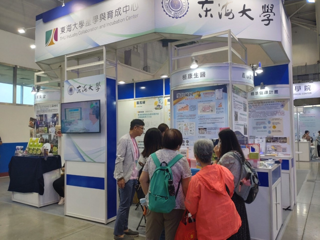 東海大學於2024亞洲生技大展中推出7項專利技術，分別開發出具抗菌、抗癌、慢性病篩檢及輔助體脂肪代謝等專利，為大眾帶來全新醫藥選擇。東海大學攤位號碼 N631A。(照片/東海大學提供)