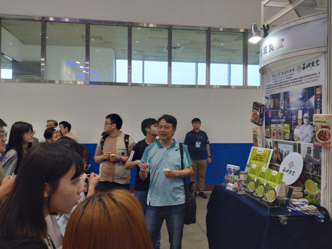 東海大學提供專利技術整合輔導所支持的「長城料理實業有限公司」此次也一同參展，旗下品牌「長城食堂1981」更與東海師生一同開發以純素且無添加人工成分料理的「南洋羽衣甘藍西芹濃湯」並於展場中大獲好評。(照片/東海大學提供 )