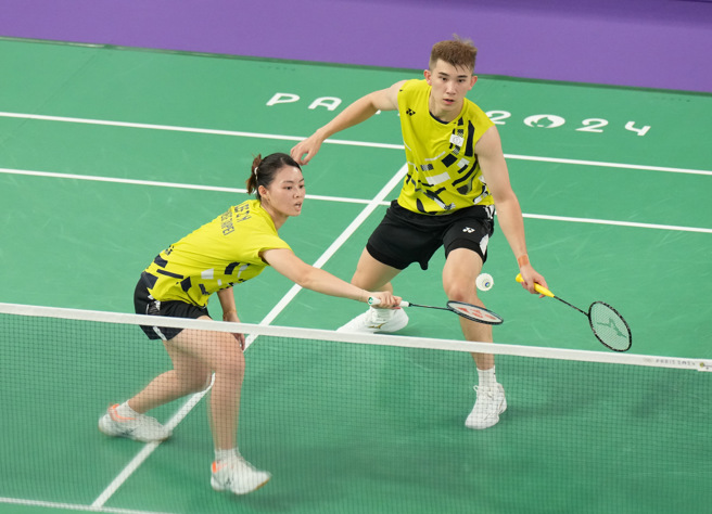 中华队羽球混双叶宏蔚（右）、李佳馨在巴黎奥运首战不敌香港对手。（中华奥会提供）