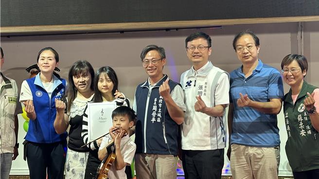 為響應新北教育局「活化創新教學」目標，森林幼兒園開辦老幼共學模式，讓幼兒、高齡者能一同學習探索，第1屆學生也在今(27)日畢業，新北教育局長張明文表示，新北的幼兒教育致力於找尋適合每個孩子的教學方式，看見有幼兒園創辦老幼共學模式，不只突破傳統教學觀念，也促進世代間的交流。(賀培晏攝)