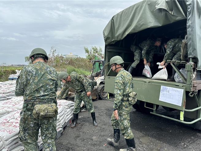 台南市安南區26日整個下午強降雨造成多處淹水，出動國軍協助運送沙包。（安南區公所提供／程炳璋台南傳真）