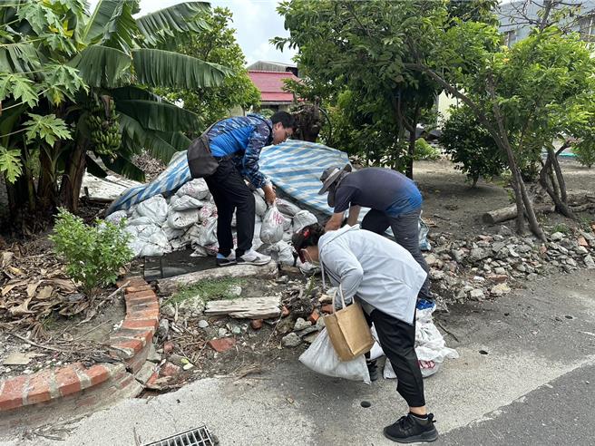 台南市安南區發動社區巡守隊成員一起協助居民度過淹水夜。（安南區公所提供／程炳璋台南傳真）
