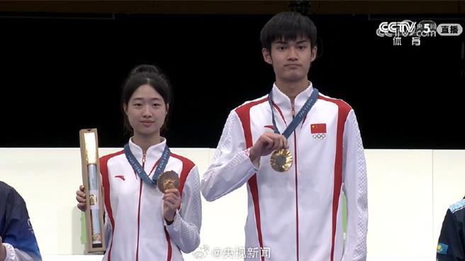 黄雨婷／盛李豪射击混合团体10米气步枪射下大陆队与巴黎奥运双料首金。（大陆央视）