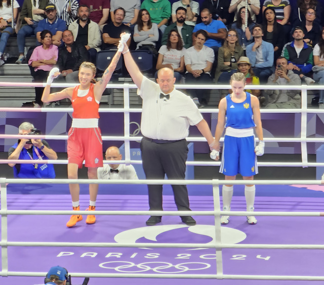 中華隊拳擊女將黃筱雯（左）27日在巴黎奧運拳擊女子54公斤級32強賽獲勝，舉起雙手慶祝勝利。（陳筱琳攝）