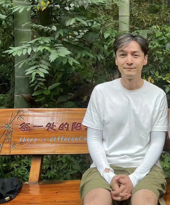 41岁胡歌满头白髮被捕获。（图／微博 鲜娱君）