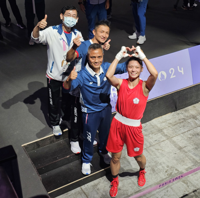 吳詩儀（右）在巴黎奧運旗開得勝，開心向場邊比出愛心手勢。（陳筱琳攝）