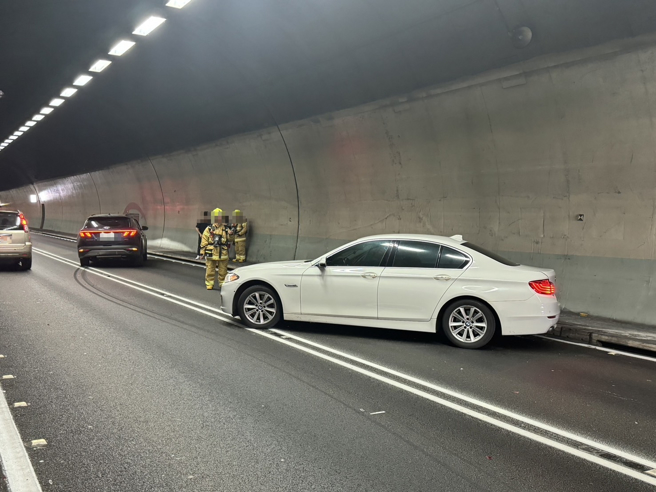 一輛黑色休旅車行駛在雪山隧道外側車道時，不明原因突然偏離車道，猛撞前方行駛的白色BMW車輛右後車尾，接著又撞上隧道壁。（圖／警方提供）