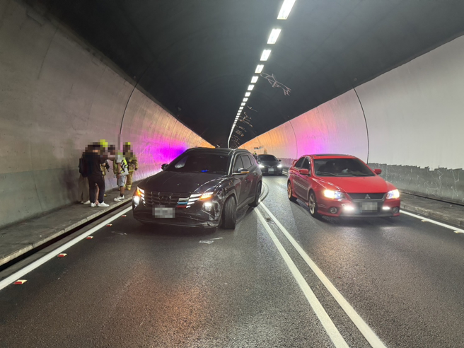 一輛黑色休旅車行駛在雪山隧道外側車道時，不明原因突然偏離車道，猛撞前方行駛的白色BMW車輛右後車尾，接著又撞上隧道壁。（圖／警方提供）