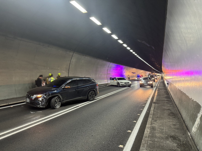 一輛黑色休旅車行駛在雪山隧道外側車道時，不明原因突然偏離車道，猛撞前方行駛的白色BMW車輛右後車尾，接著又撞上隧道壁。（圖／警方提供）
